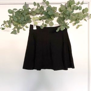 Forever 21 Black & Red Skirt Size Medium